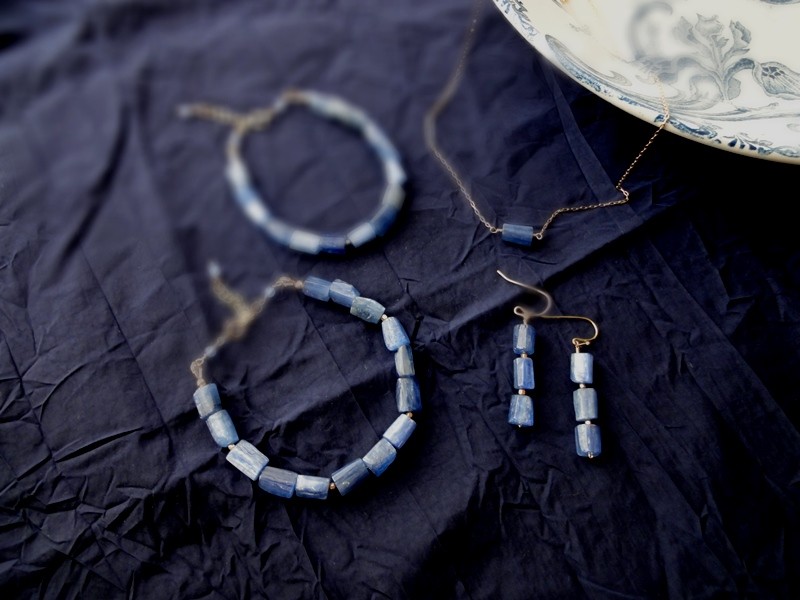 天然石のコードブレスレット■ 14KGF ■ ブルーカイヤナイトのチューブ