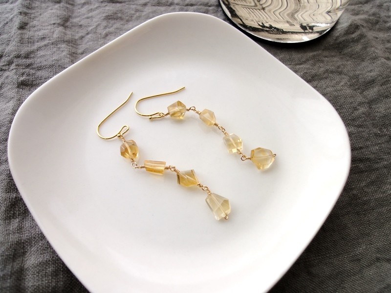 天然石の耳飾り ■ Shining Stones ■ タンブルカット シトリン