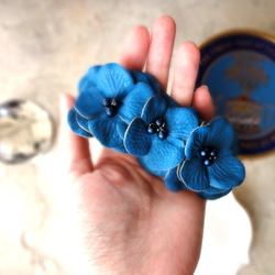 フラワーモチーフのバレッタ ■ フェイクレザー BIG FLOWER ■ブルー 3枚目の画像