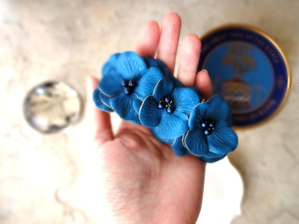 フラワーモチーフのバレッタ ■ フェイクレザー BIG FLOWER ■ブルー 3枚目の画像