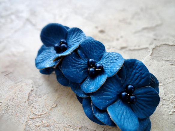 フラワーモチーフのバレッタ ■ フェイクレザー BIG FLOWER ■ブルー 7枚目の画像