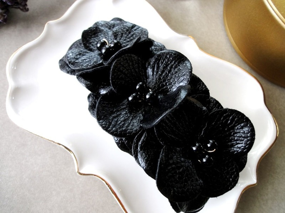 フラワーモチーフのバレッタ ■ フェイクレザー BIG FLOWER ■ ブラック×オニキス 天然石　 3枚目の画像