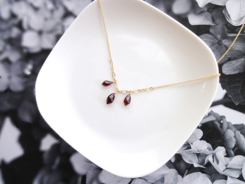 【限定数】天然石の耳飾り■ 特別な誕生石 1月 ■ ガーネット