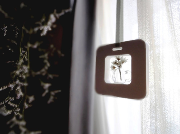 アロマストーン ■ 四角い出窓の風景  ■ ガラスのティーポット　小さなブーケつき 3枚目の画像