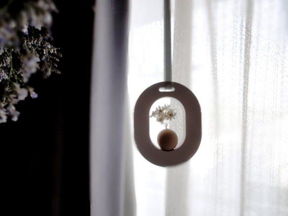 【Creema 限定】アロマストーン ■ 楕円形の窓の風景 ■ 木製花瓶　小さなブーケつき 4枚目の画像