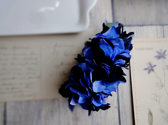 バナナクリップ ■ 紫陽花の花びら ■ ダークブルー×ブルー(2色混合） 3枚目の画像