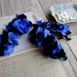 バナナクリップ ■ 紫陽花の花びら ■ ダークブルー×ブルー(2色混合） 6枚目の画像