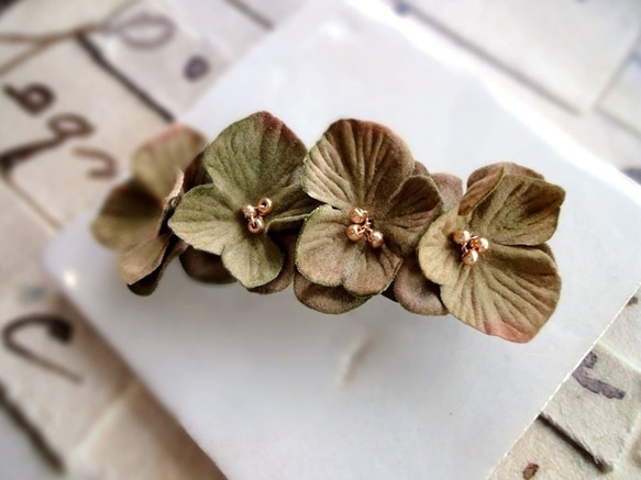 小花のバレッタ ■ アンティーク風ベルベット ■  オリーブブラウン　4輪 4枚目の画像