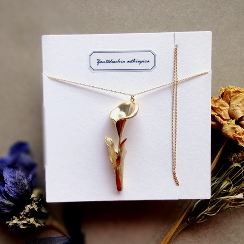 ボタニカルペンダント □ カラーリリー×淡水パール ネックレス