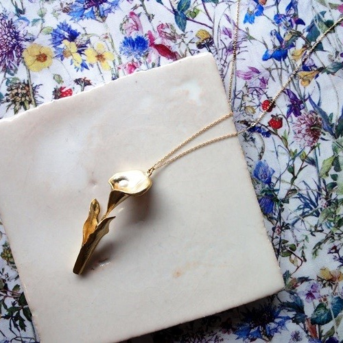 ボタニカルペンダント □ カラーリリー×淡水パール ネックレス