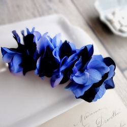 バレッタ ■ 紫陽花の花びら ■ ダークブルー×ブルー(2色混合） 1枚目の画像