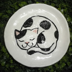 眠り猫のお皿（白黒） 1枚目の画像