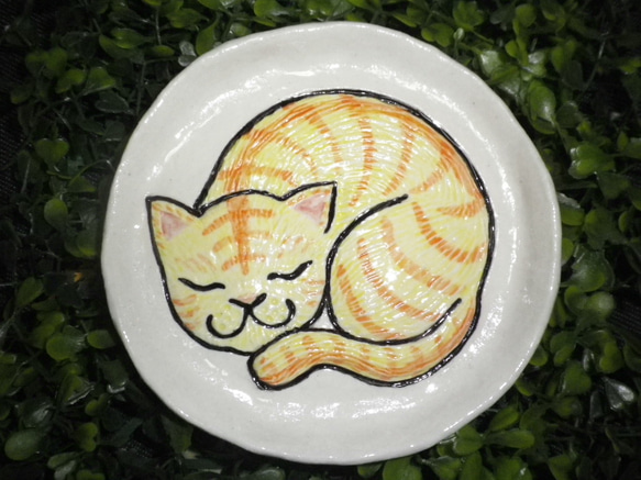 眠り猫のお皿（茶トラ） 1枚目の画像