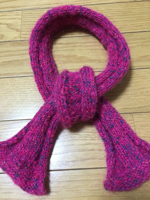 引き揃え糸で編んだピンクのマフラー 2枚目の画像