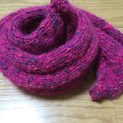 引き揃え糸で編んだピンクのマフラー 3枚目の画像