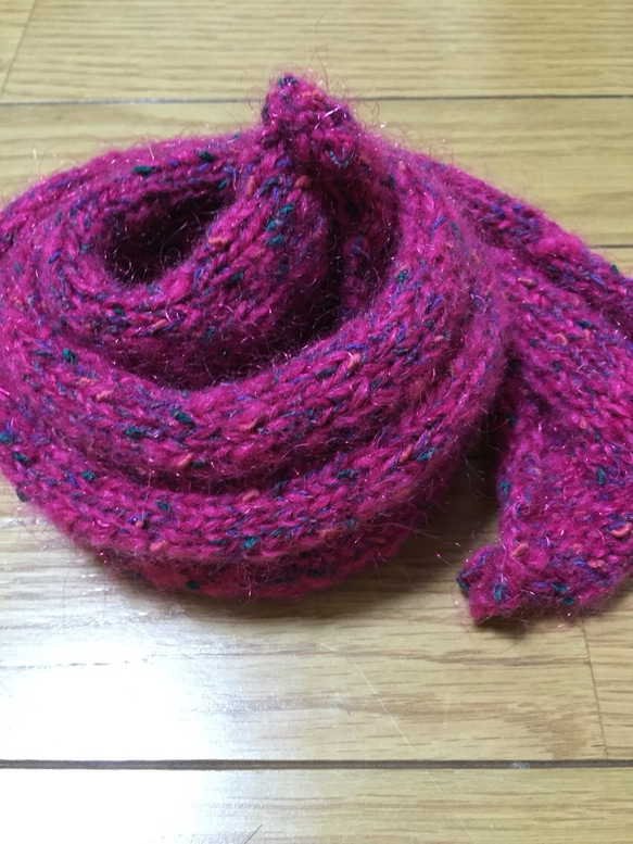引き揃え糸で編んだピンクのマフラー 3枚目の画像