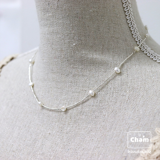 カレンシルバーと小粒淡水パールの華奢ネックレス