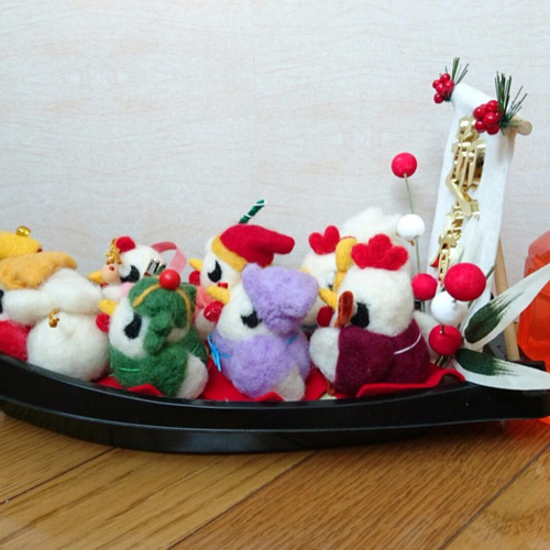 基本送料無料】羊毛ﾌｪﾙﾄ にわとり七福神 羊毛フェルト Happy-Tail 通販