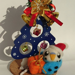 【送料無料】羊毛ﾌｪﾙﾄ ブルーセキセイさんのクリスマスツリー 1枚目の画像