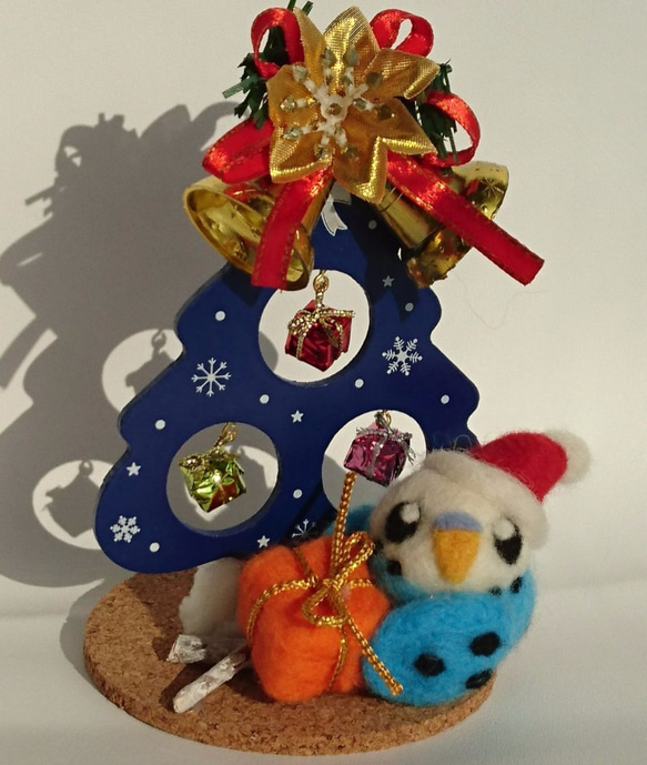 【送料無料】羊毛ﾌｪﾙﾄ ブルーセキセイさんのクリスマスツリー 1枚目の画像