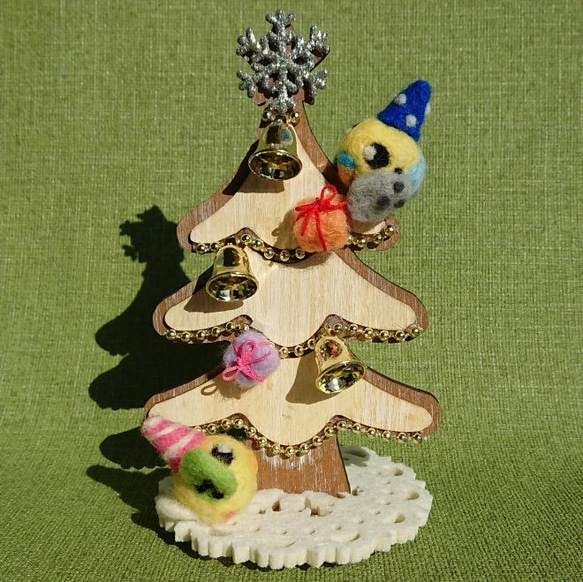 【送料無料】羊毛ﾌｪﾙﾄ セキセイさん達のクリスマスツリー 1枚目の画像