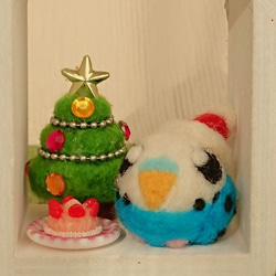 【送料無料】羊毛ﾌｪﾙﾄ ブルーセキセイさんのホワイトクリスマスハウス 2枚目の画像
