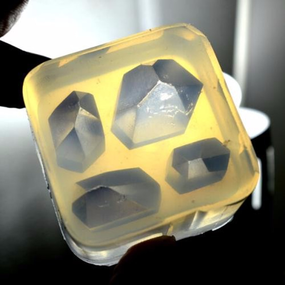 レジン用シリコン型枠　研磨水晶　ベリーショート　４タイプ（A009） 1枚目の画像