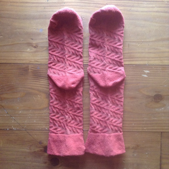 絲襪---植物染色的紅色茜草 第3張的照片