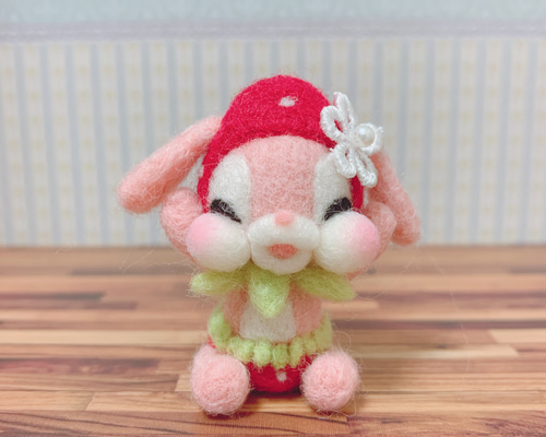 いちごの頭巾、パンツのうさちゃん♡羊毛フェルト 羊毛フェルト