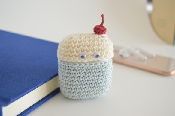 帶有奶油蘇打醬櫻桃的 AirPods 保護套 | Amigurumi 矽膠保護套 第3張的照片