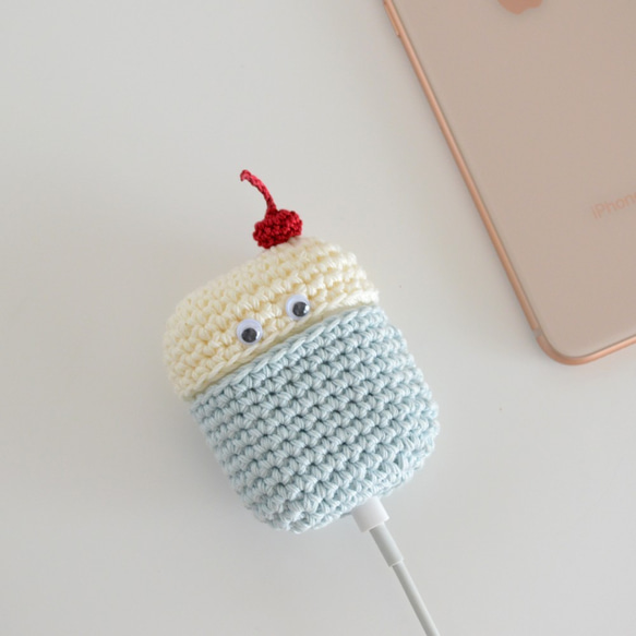 帶有奶油蘇打醬櫻桃的 AirPods 保護套 | Amigurumi 矽膠保護套 第2張的照片