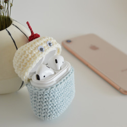 帶有奶油蘇打醬櫻桃的 AirPods 保護套 | Amigurumi 矽膠保護套 第4張的照片