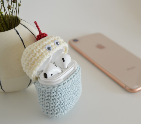 帶有奶油蘇打醬櫻桃的 AirPods 保護套 | Amigurumi 矽膠保護套 第4張的照片