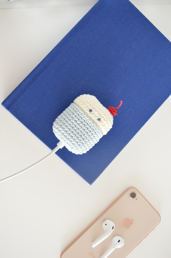 帶有奶油蘇打醬櫻桃的 AirPods 保護套 | Amigurumi 矽膠保護套 第5張的照片