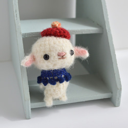 白い羊の小さなあみぐるみ/赤いベレー帽×ネイビーストール 1枚目の画像