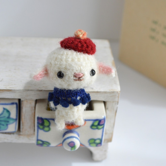 白い羊の小さなあみぐるみ/赤いベレー帽×ネイビーストール 3枚目の画像