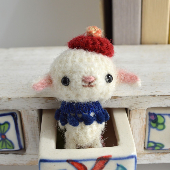 白い羊の小さなあみぐるみ/赤いベレー帽×ネイビーストール 4枚目の画像