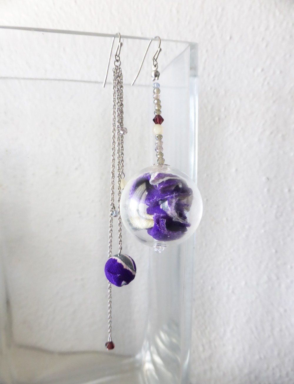 紫の着物とベネチアンガラスを使ったアシメトリーピアス 21217