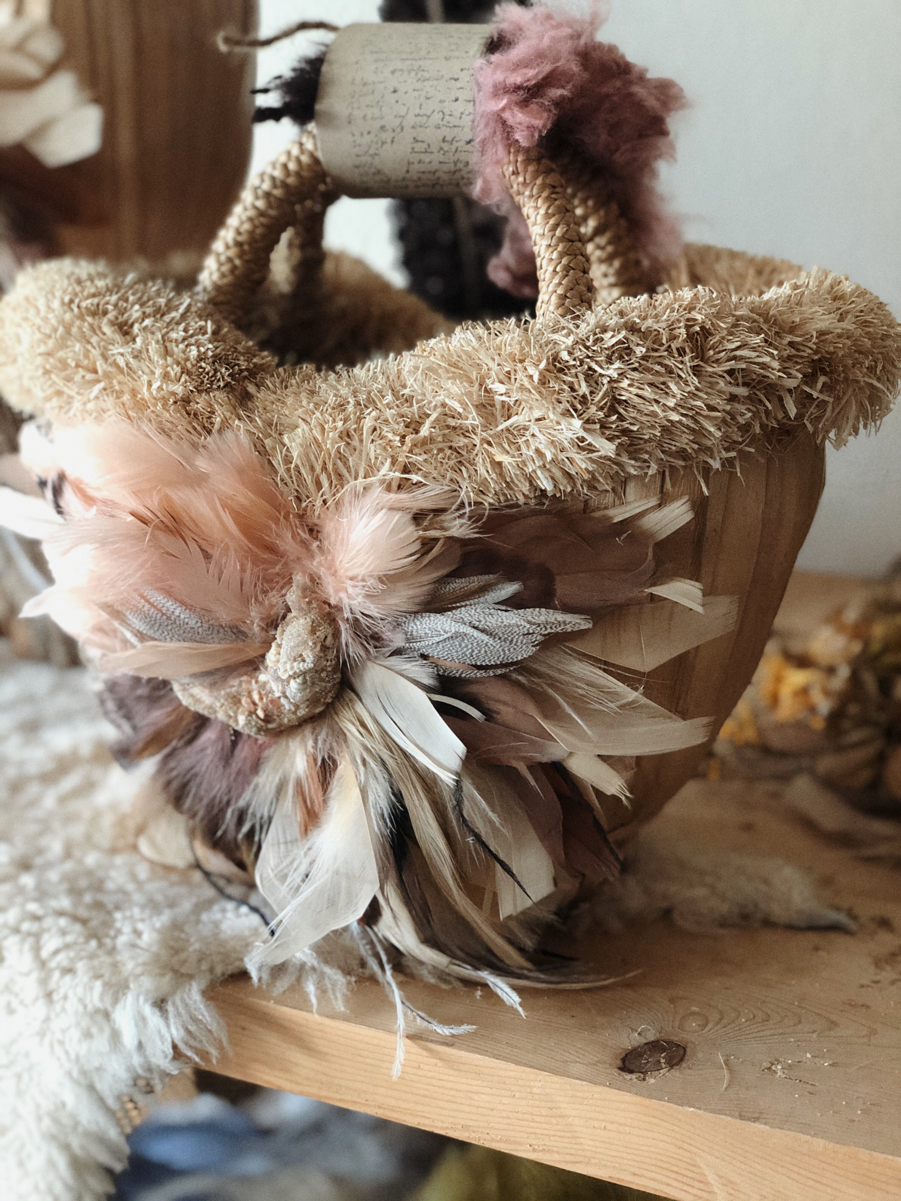 コーラルピンクのフェザーの毛流れをアシメトリーに利用したデザイン