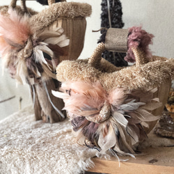 【フェザー籠バックシリーズ】コーラルピンクのフェザーの毛流れをアシメトリーに使用　中央下にピーコックや禿鷹　駝鳥使用 2枚目の画像