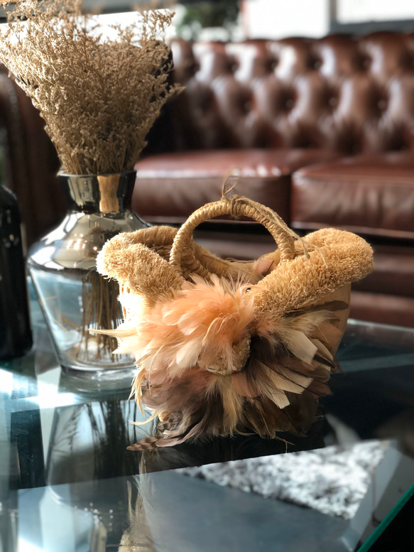 【フェザー籠バックシリーズ】コーラルピンクのフェザーの毛流れをアシメトリーに使用　中央下にピーコックや禿鷹　駝鳥使用 3枚目の画像
