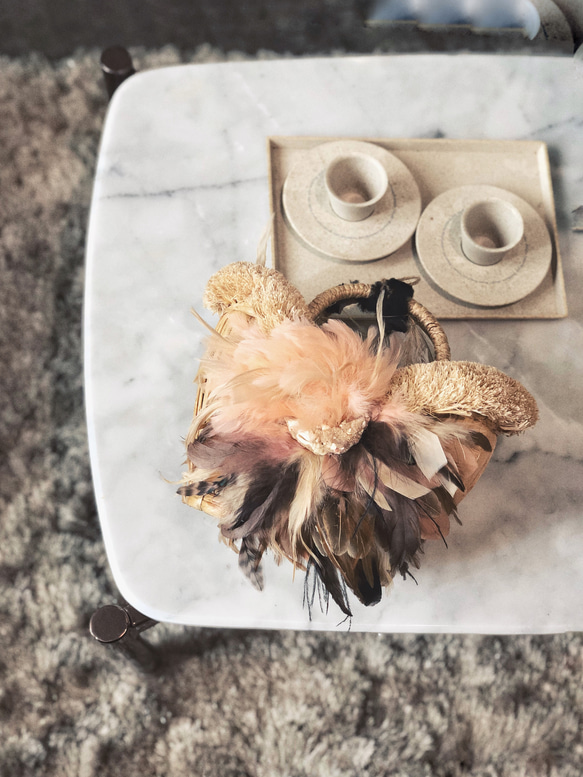 【フェザー籠バックシリーズ】コーラルピンクのフェザーの毛流れをアシメトリーに使用　中央下にピーコックや禿鷹　駝鳥使用 5枚目の画像