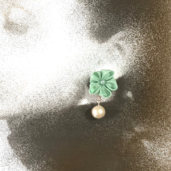 小花とコットンパールのピアス(青竹色) 2枚目の画像