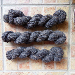 無染色の手紡ぎ羊毛糸 70g /Dark Grey（ダークグレイ） 1枚目の画像