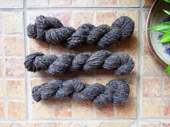 無染色の手紡ぎ羊毛糸 70g /Dark Grey（ダークグレイ） 1枚目の画像