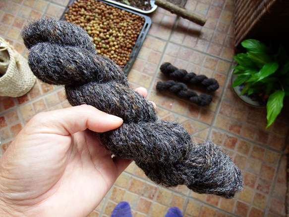 無染色の手紡ぎ羊毛糸 70g /Dark Grey（ダークグレイ） 2枚目の画像