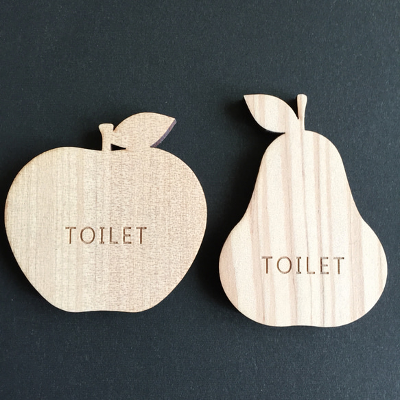 木製 アップル りんご 洋ナシ ラフランス ドア プレート トイレ マーク バスルーム ベッドルーム ウォール デコ 1枚目の画像
