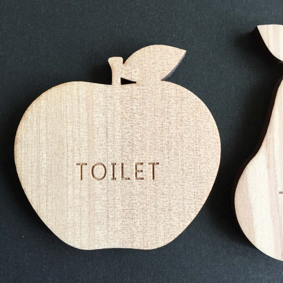 木製 アップル りんご 洋ナシ ラフランス ドア プレート トイレ マーク バスルーム ベッドルーム ウォール デコ 3枚目の画像