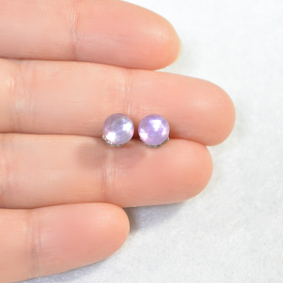 （一件）白色外殼和紫水晶耳釘（6毫米，鈦制柱） 第4張的照片