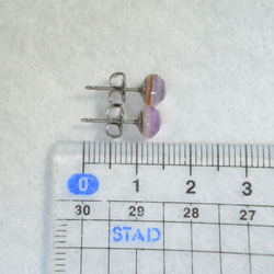 （一件）白色外殼和紫水晶耳釘（6毫米，鈦制柱） 第5張的照片